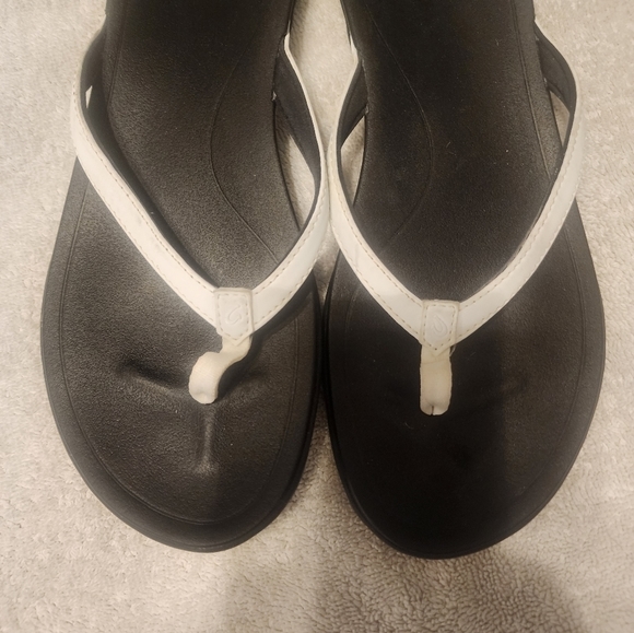 Olukai Women's Ho'opio Leather Flip Flop - Picture 3 of 5